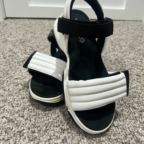 Kids Sport Sandals White Black Adjustable Strap Lightweight Size 2 - Picture 2 of 9